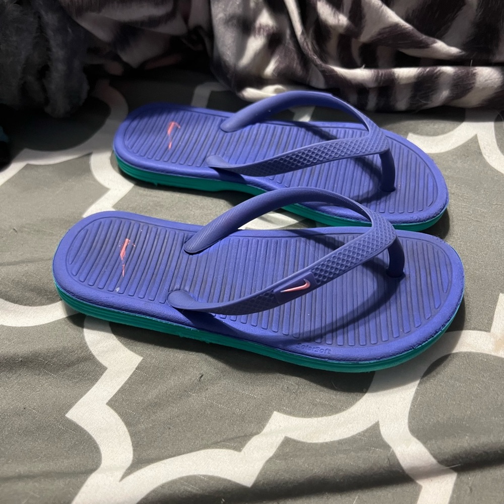 Girl size 13 Nike flip flops